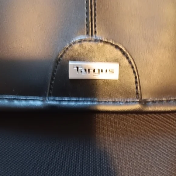 Targus Black Laptop Bag with Professional Appeal - Picture 2 of 10